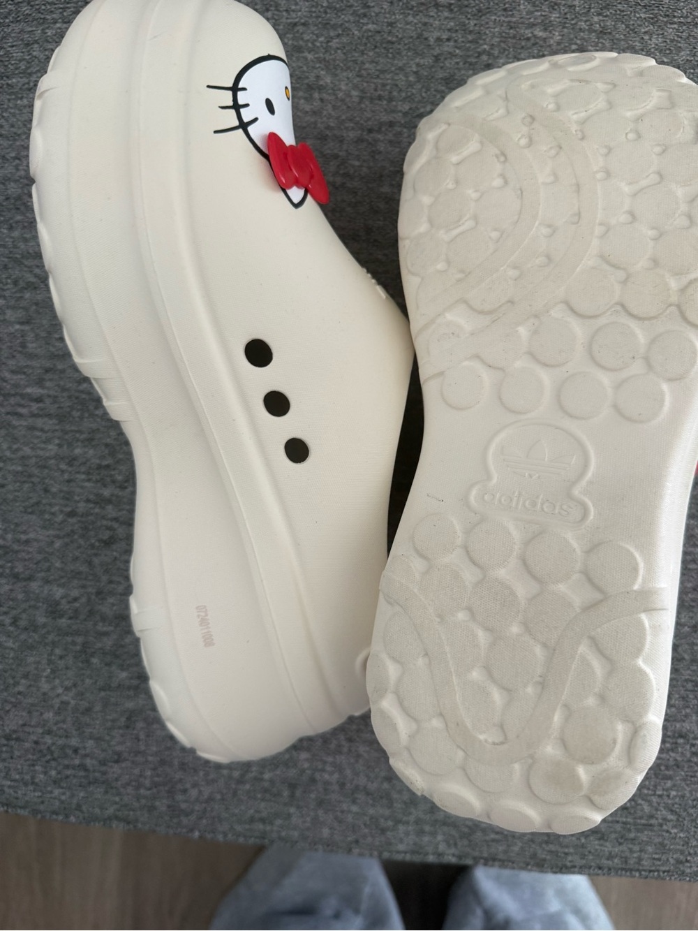 Adidas x Hello Kitty Clogs - Picture 9 of 10